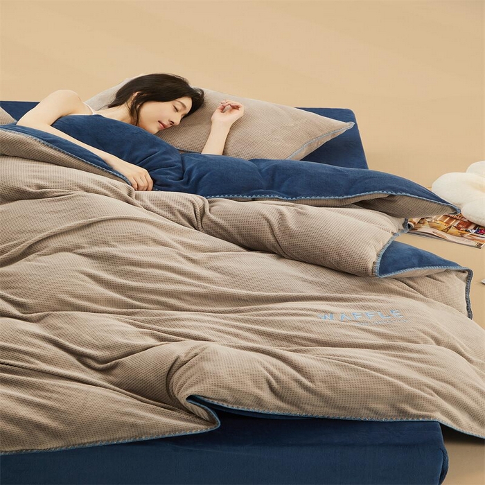 91家纺网 家纺一手货源 找家纺 吾诺 2023秋冬贝壳边华夫格牛奶绒四件套-纯净版拍摄风格 浅灰-深蓝