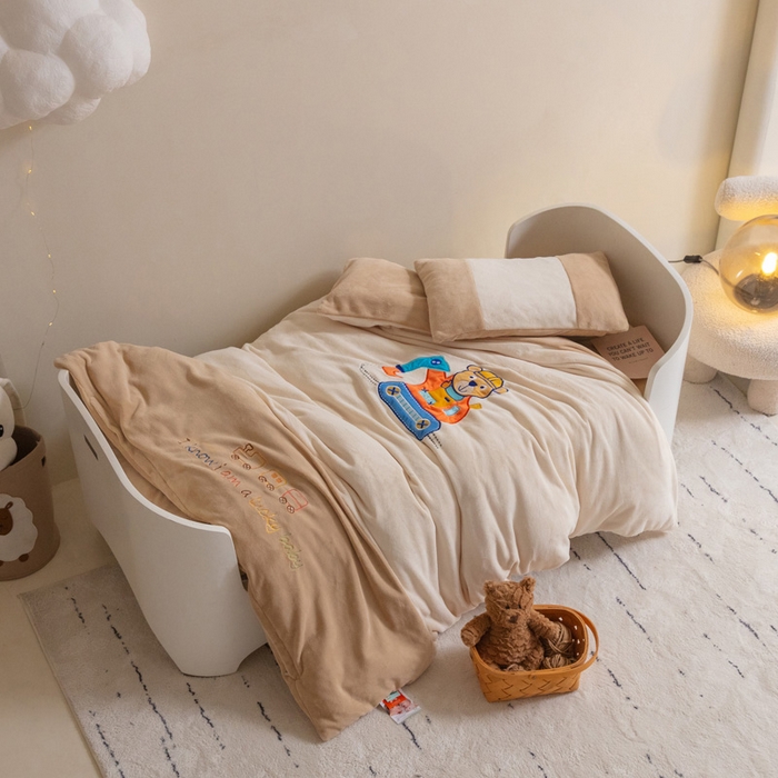91家纺网 家纺一手货源 找家纺 喜多兔儿童家纺 2023喜多兔牛奶绒活套被 小伙伴系列—米色快乐挖掘机