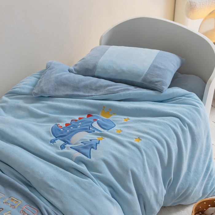 91家纺网 家纺一手货源 找家纺 喜多兔儿童家纺 2023喜多兔牛奶绒活套被 小伙伴系列—蓝色大嘴皇冠恐龙