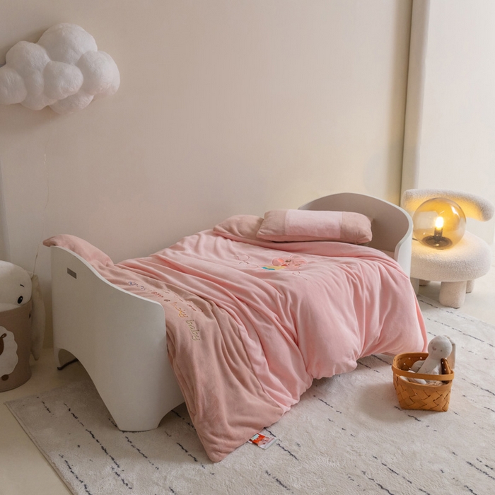 91家纺网 家纺一手货源 找家纺 喜多兔儿童家纺 2023喜多兔牛奶绒活套被 小伙伴系列—粉色魔力小兔子