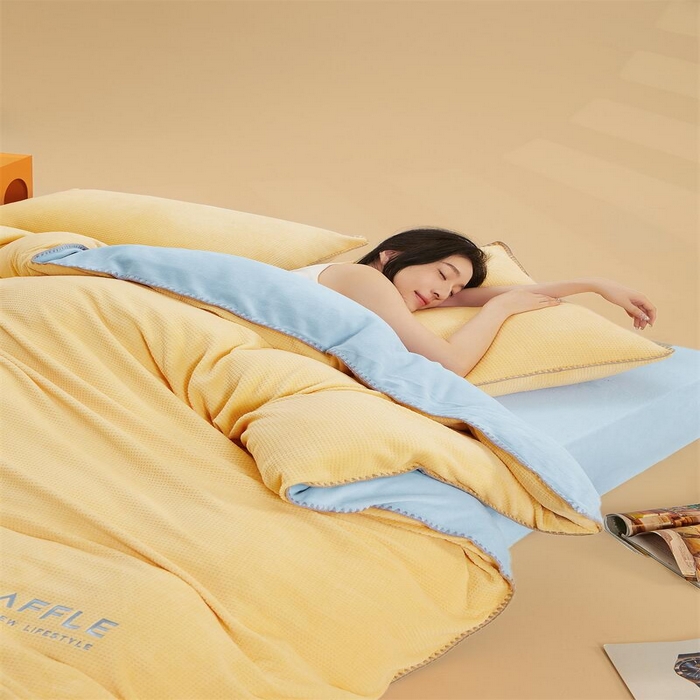 91家纺网 家纺一手货源 找家纺 吾诺2023秋冬贝壳边华夫格牛奶绒四件套-纯净版拍摄风格大豆黄-天空蓝