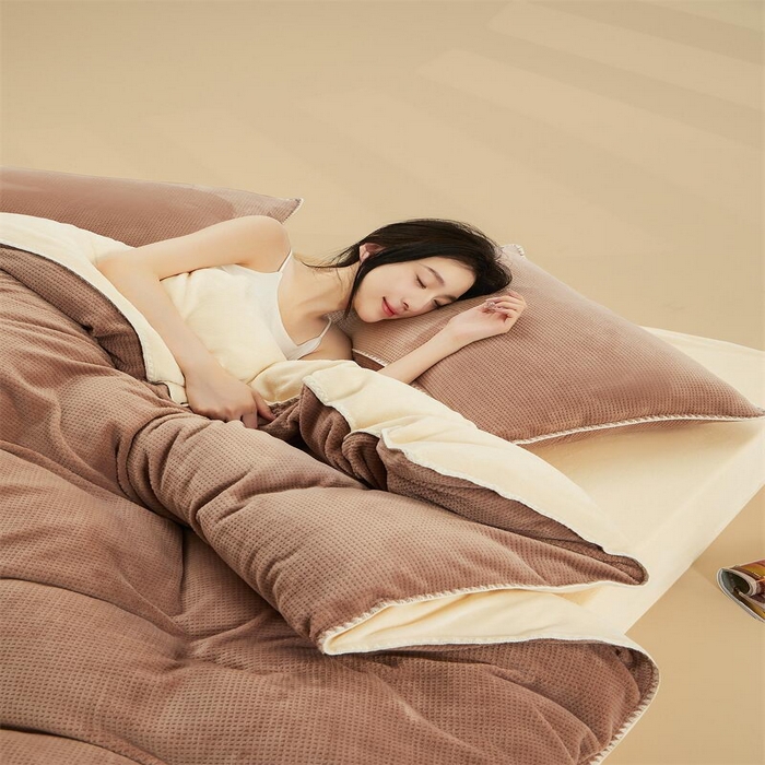 91家纺网 家纺一手货源 找家纺 吾诺 2023秋冬贝壳边华夫格牛奶绒四件套-纯净版拍摄风格深驼-奶昔白