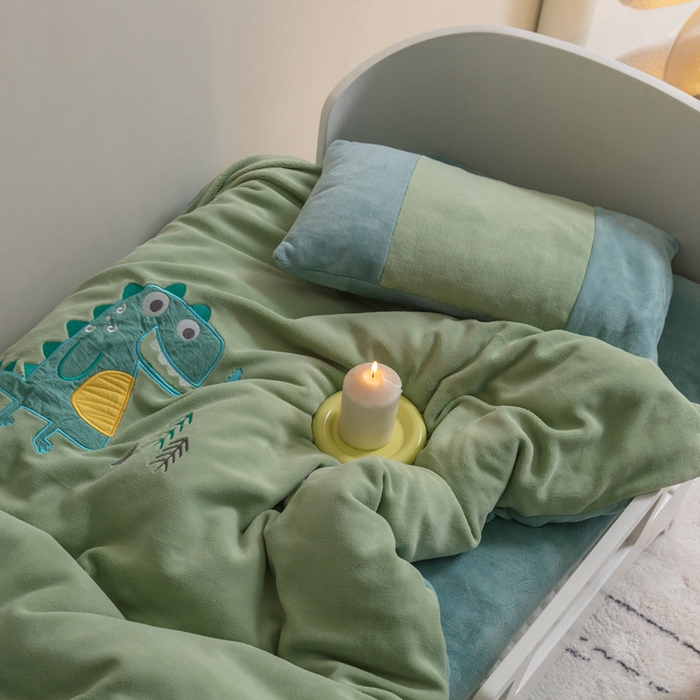 91家纺网 家纺一手货源 找家纺 喜多兔儿童家纺 2023喜多兔牛奶绒活套被 小伙伴系列—绿色搞怪小恐龙