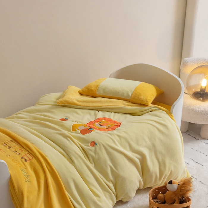 91家纺网 家纺一手货源 找家纺 喜多兔儿童家纺 2023喜多兔牛奶绒活套被 小伙伴系列—黄色捣蛋小狮子