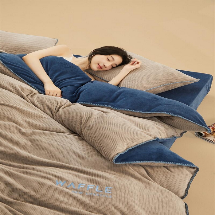 91家纺网 家纺一手货源 找家纺 吾诺 2023秋冬贝壳边华夫格牛奶绒四件套-纯净版拍摄风格 浅灰-深蓝