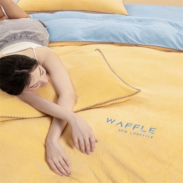 91家纺网 家纺一手货源 找家纺 吾诺2023秋冬贝壳边华夫格牛奶绒四件套-纯净版拍摄风格大豆黄-天空蓝