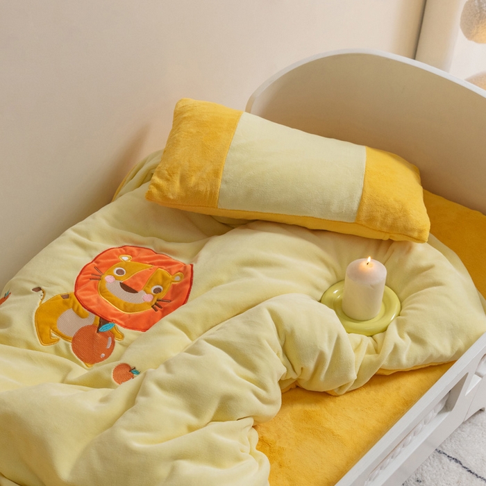 91家纺网 家纺一手货源 找家纺 喜多兔儿童家纺 2023喜多兔牛奶绒活套被 小伙伴系列—黄色捣蛋小狮子