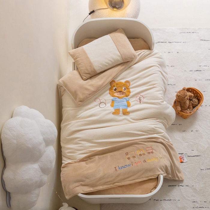 91家纺网 家纺一手货源 找家纺 喜多兔儿童家纺 2023喜多兔牛奶绒活套被 小伙伴系列—米色哆咪小熊