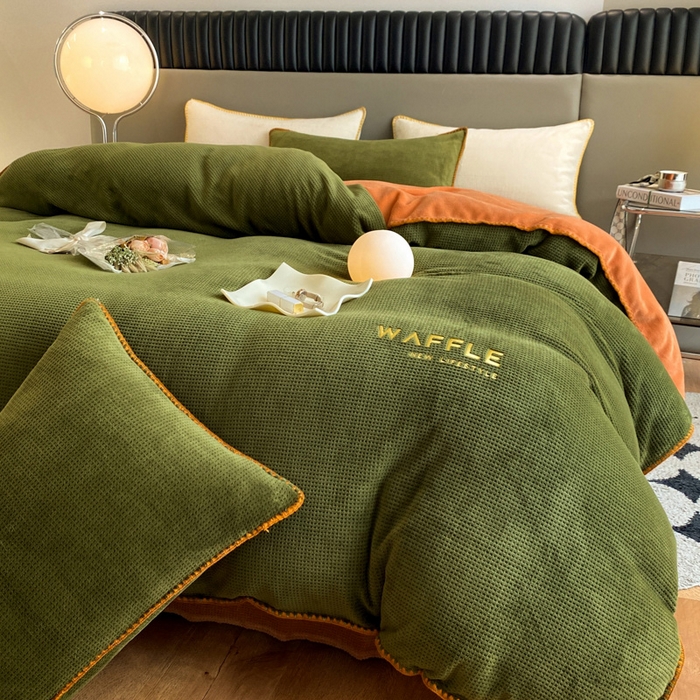 91家纺网 家纺一手货源 找家纺 吾诺 2023贝壳边华夫格牛奶绒四件套-轻奢版拍摄风格 橄榄绿-唐茶