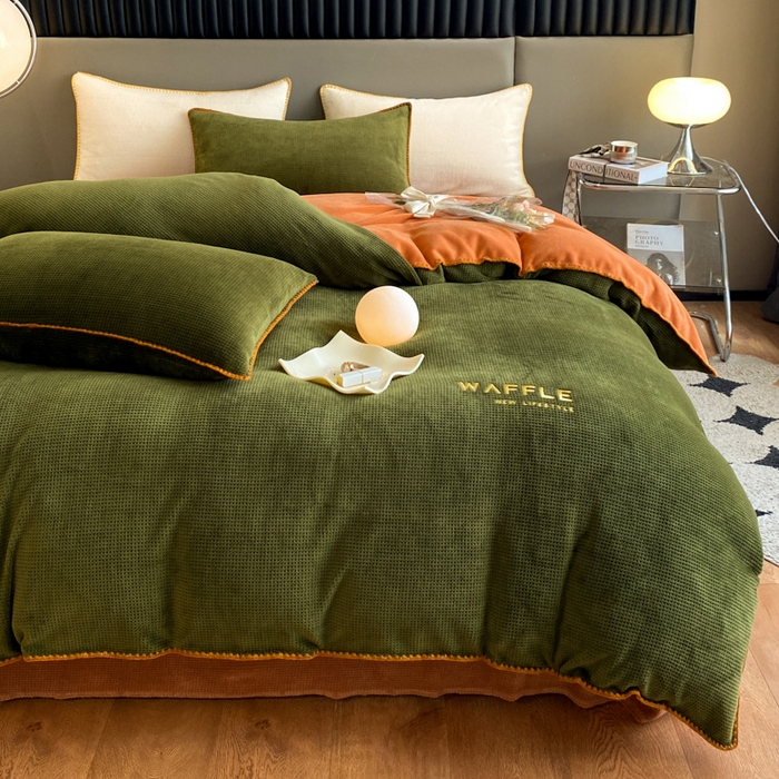 91家纺网 家纺一手货源 找家纺 吾诺 2023贝壳边华夫格牛奶绒四件套-轻奢版拍摄风格 橄榄绿-唐茶