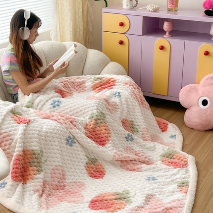 91家纺网 家纺一手货源 找家纺 顾里家纺 2023新款ins韩风∙豆豆绒奶油色羊羔毯 花朵草莓