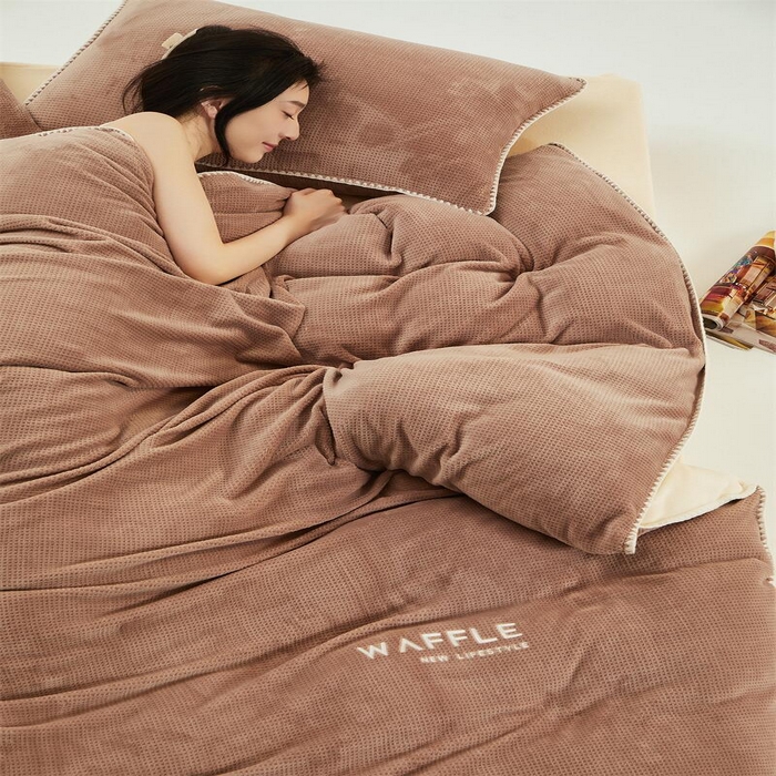 91家纺网 家纺一手货源 找家纺 吾诺 2023秋冬贝壳边华夫格牛奶绒四件套-纯净版拍摄风格深驼-奶昔白