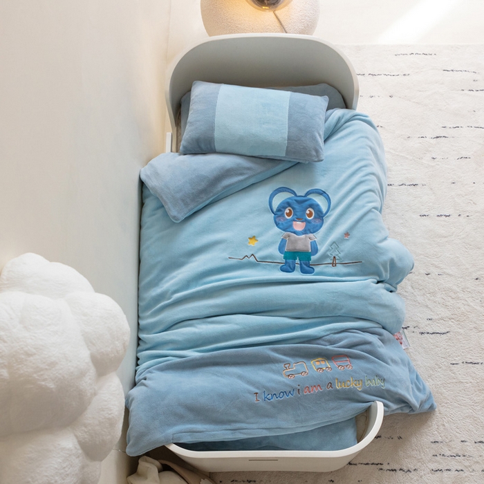 91家纺网 家纺一手货源 找家纺 喜多兔儿童家纺 2023喜多兔牛奶绒活套被 小伙伴系列—蓝色魅力小熊仔