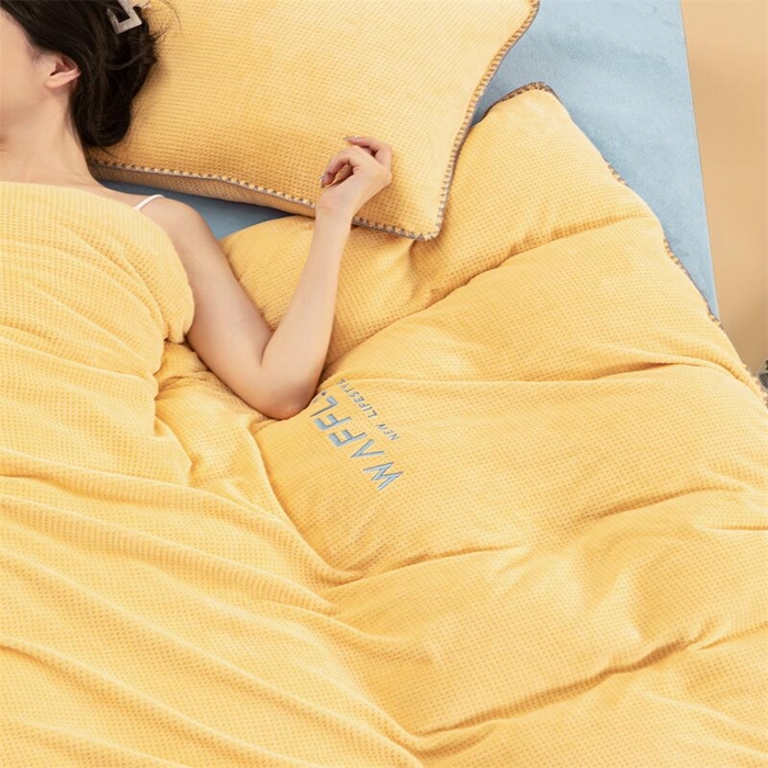 91家纺网 家纺一手货源 找家纺 吾诺2023秋冬贝壳边华夫格牛奶绒四件套-纯净版拍摄风格大豆黄-天空蓝