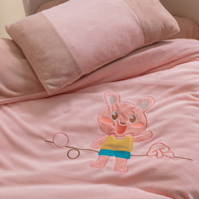 91家纺网 家纺一手货源 找家纺 喜多兔儿童家纺 2023喜多兔牛奶绒活套被 小伙伴系列—粉色魔力小兔子