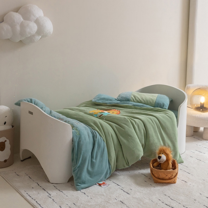 91家纺网 家纺一手货源 找家纺 喜多兔儿童家纺 2023喜多兔牛奶绒活套被 小伙伴系列—绿色森林小狮子