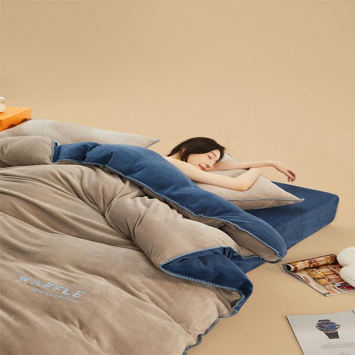 91家纺网 家纺一手货源 找家纺 吾诺 2023秋冬贝壳边华夫格牛奶绒四件套-纯净版拍摄风格 浅灰-深蓝