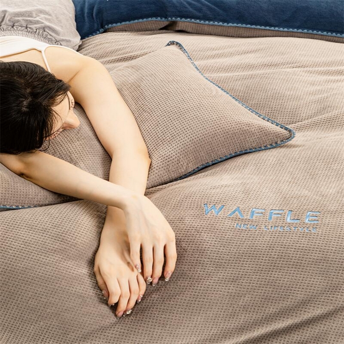 91家纺网 家纺一手货源 找家纺 吾诺 2023秋冬贝壳边华夫格牛奶绒四件套-纯净版拍摄风格 浅灰-深蓝