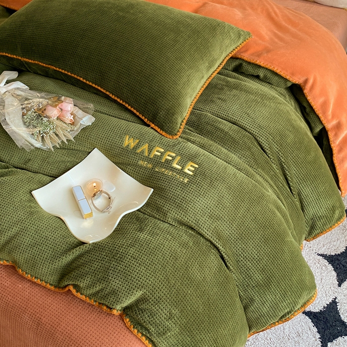 91家纺网 家纺一手货源 找家纺 吾诺 2023贝壳边华夫格牛奶绒四件套-轻奢版拍摄风格 橄榄绿-唐茶