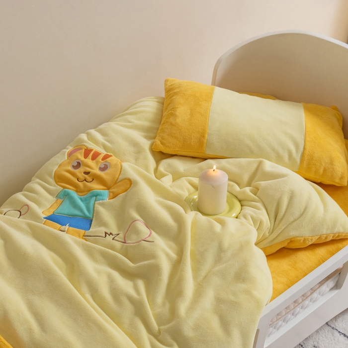 91家纺网 家纺一手货源 找家纺 喜多兔儿童家纺 2023喜多兔牛奶绒活套被 小伙伴系列—黄色哈喽小猫咪