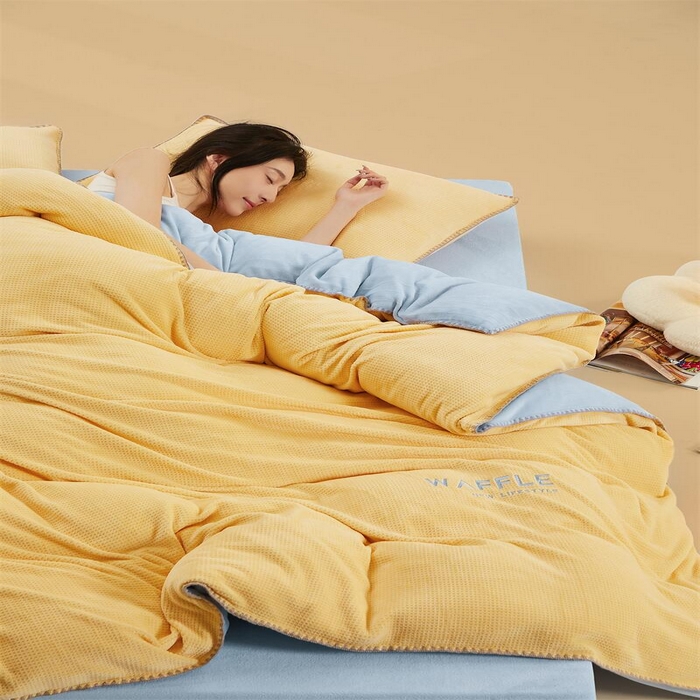 91家纺网 家纺一手货源 找家纺 吾诺2023秋冬贝壳边华夫格牛奶绒四件套-纯净版拍摄风格大豆黄-天空蓝