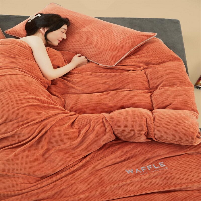 91家纺网 家纺一手货源 找家纺 吾诺2023秋冬贝壳边华夫格牛奶绒四件套-纯净版拍摄风格 焦糖咖-深灰