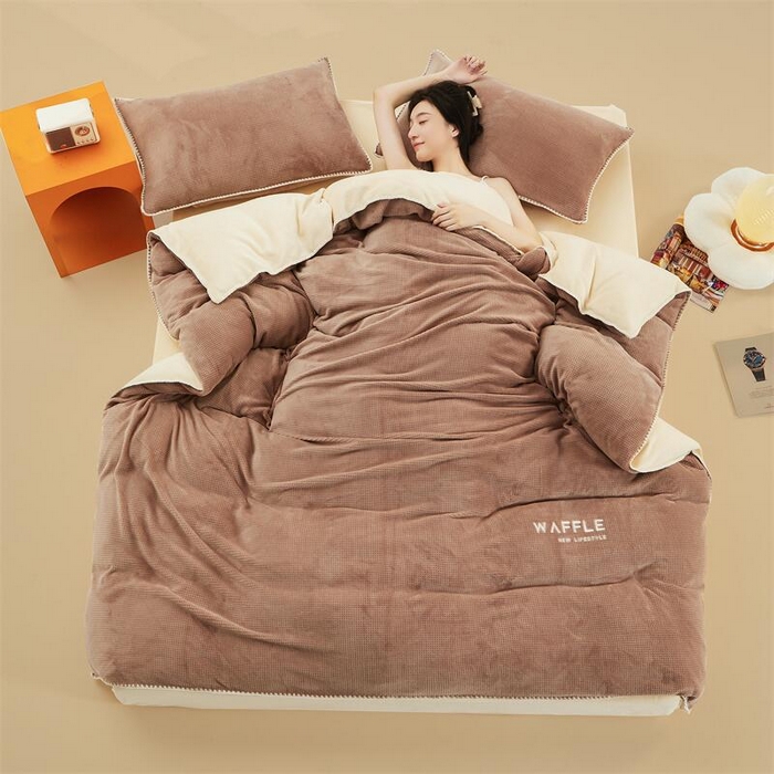 91家纺网 家纺一手货源 找家纺 吾诺 2023秋冬贝壳边华夫格牛奶绒四件套-纯净版拍摄风格深驼-奶昔白