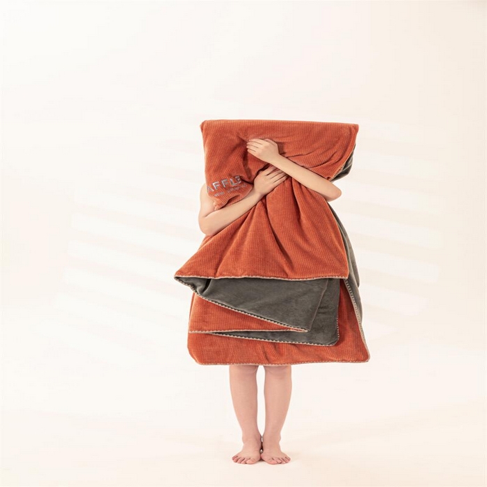 91家纺网 家纺一手货源 找家纺 吾诺 2023秋冬华夫格牛奶绒毯子 毛毯床单床笠单品系列-多功能绒毯 焦糖咖-深灰