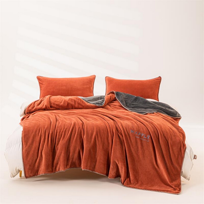 91家纺网 家纺一手货源 找家纺 吾诺 2023秋冬华夫格牛奶绒毯子 毛毯床单床笠单品系列-多功能绒毯 焦糖咖-深灰