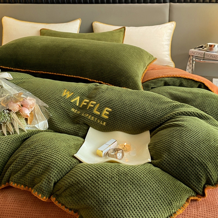 91家纺网 家纺一手货源 找家纺 吾诺 2023贝壳边华夫格牛奶绒四件套-轻奢版拍摄风格 橄榄绿-唐茶