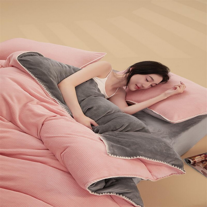 91家纺网 家纺一手货源 找家纺 吾诺 2023秋冬 贝壳边华夫格牛奶绒四件套-纯净版拍摄风格玉色-浅灰