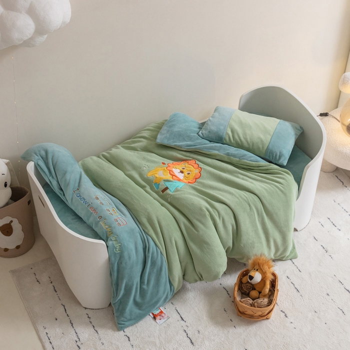 91家纺网 家纺一手货源 找家纺 喜多兔儿童家纺 2023喜多兔牛奶绒活套被 小伙伴系列—绿色森林小狮子