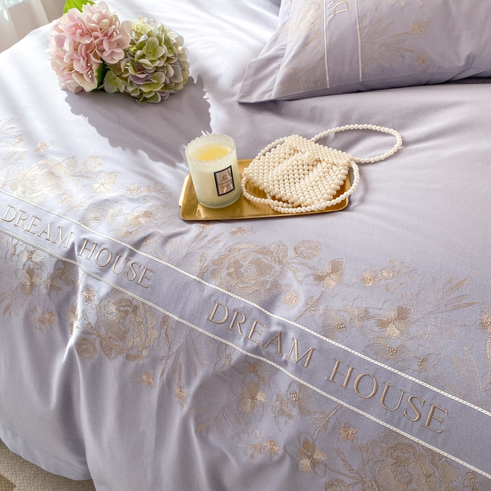 91家纺网 家纺一手货源 找家纺  2023新款A类母婴级加厚全棉磨毛四件套纯棉保暖床单轻奢风刺绣长绒棉纯色床上用品 莓蓝色