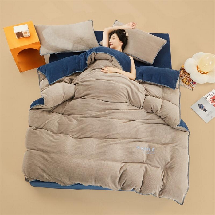 91家纺网 家纺一手货源 找家纺 吾诺 2023秋冬贝壳边华夫格牛奶绒四件套-纯净版拍摄风格 浅灰-深蓝