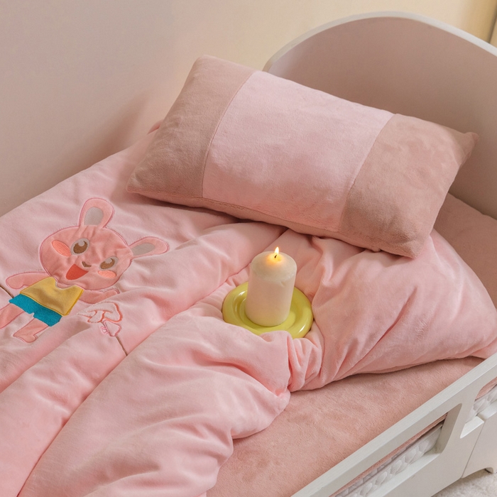 91家纺网 家纺一手货源 找家纺 喜多兔儿童家纺 2023喜多兔牛奶绒活套被 小伙伴系列—粉色魔力小兔子