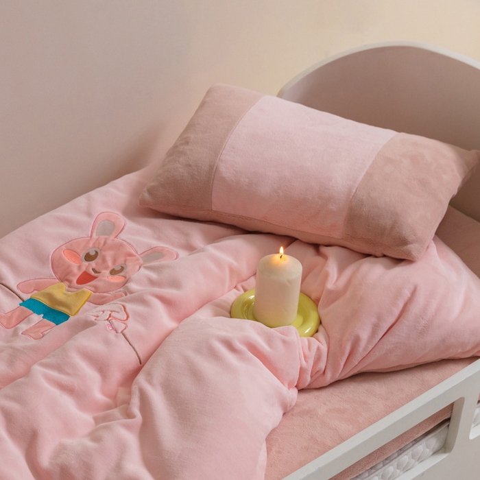 91家纺网 家纺一手货源 找家纺 喜多兔儿童家纺 2023喜多兔牛奶绒活套被 小伙伴系列—粉色魔力小兔子