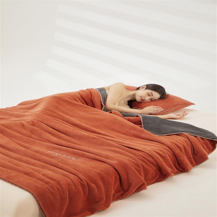 91家纺网 家纺一手货源 找家纺 吾诺 2023秋冬华夫格牛奶绒毯子 毛毯床单床笠单品系列-多功能绒毯 焦糖咖-深灰