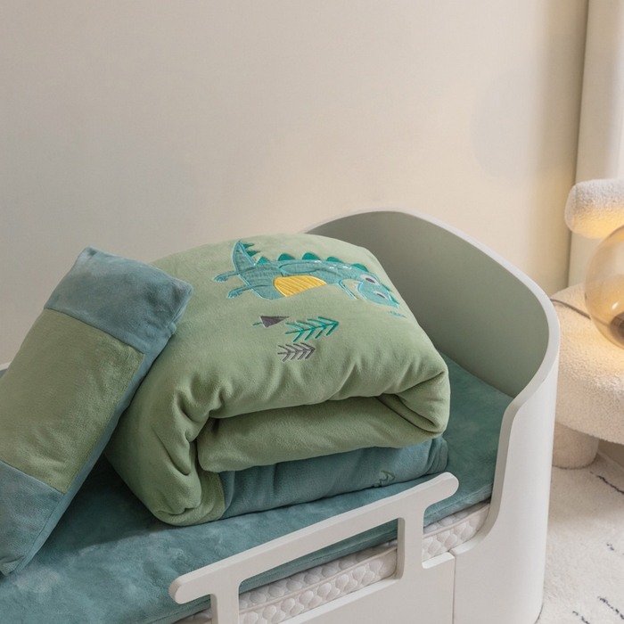 91家纺网 家纺一手货源 找家纺 喜多兔儿童家纺 2023喜多兔牛奶绒活套被 小伙伴系列—绿色搞怪小恐龙