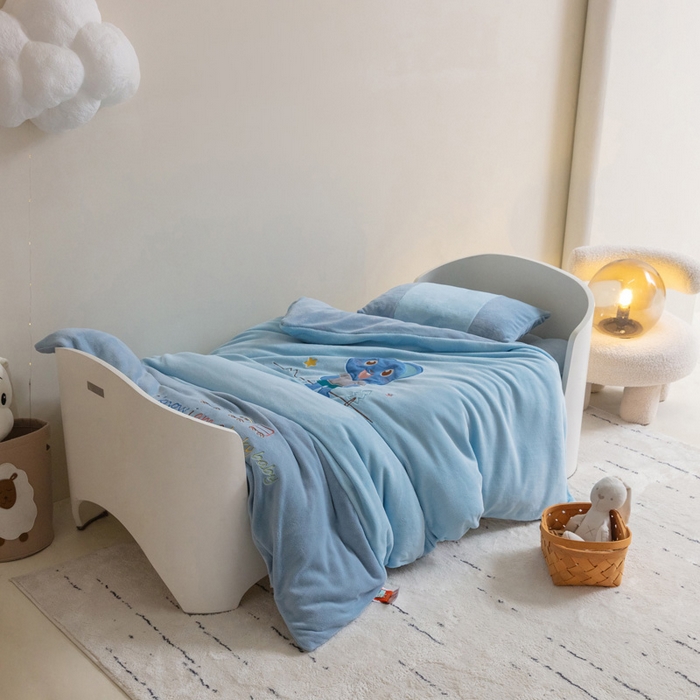 91家纺网 家纺一手货源 找家纺 喜多兔儿童家纺 2023喜多兔牛奶绒活套被 小伙伴系列—蓝色魅力小熊仔
