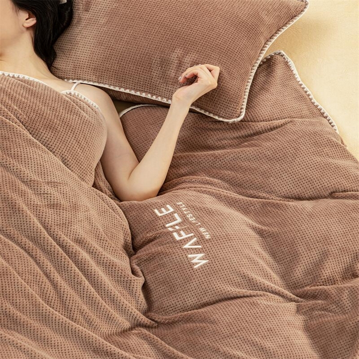 91家纺网 家纺一手货源 找家纺 吾诺 2023秋冬贝壳边华夫格牛奶绒四件套-纯净版拍摄风格深驼-奶昔白