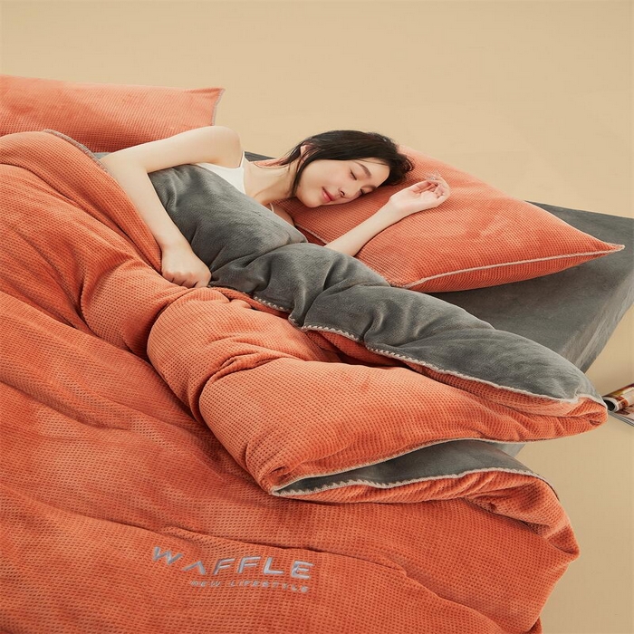 91家纺网 家纺一手货源 找家纺 吾诺2023秋冬贝壳边华夫格牛奶绒四件套-纯净版拍摄风格 焦糖咖-深灰