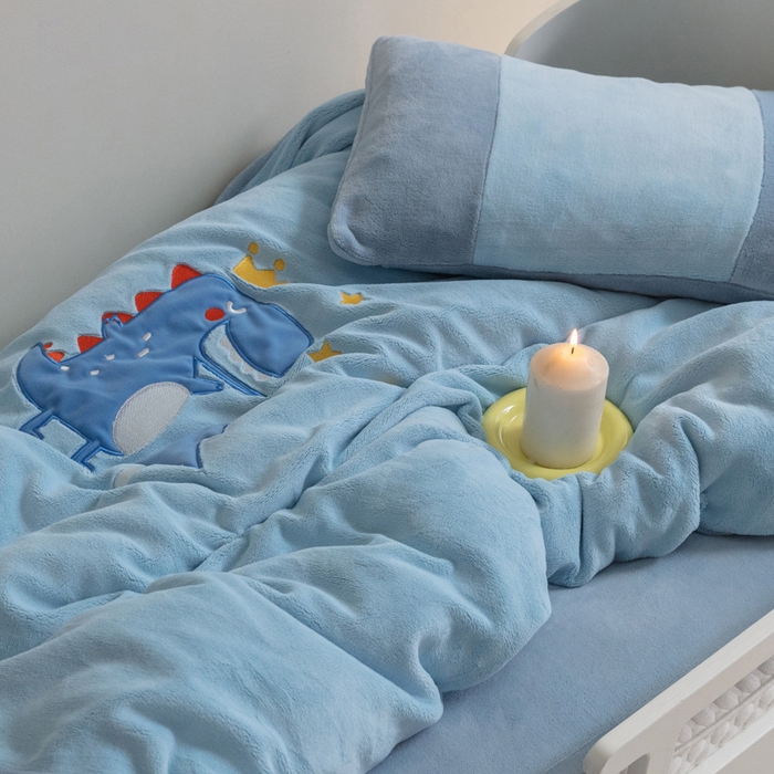 91家纺网 家纺一手货源 找家纺 喜多兔儿童家纺 2023喜多兔牛奶绒活套被 小伙伴系列—蓝色大嘴皇冠恐龙