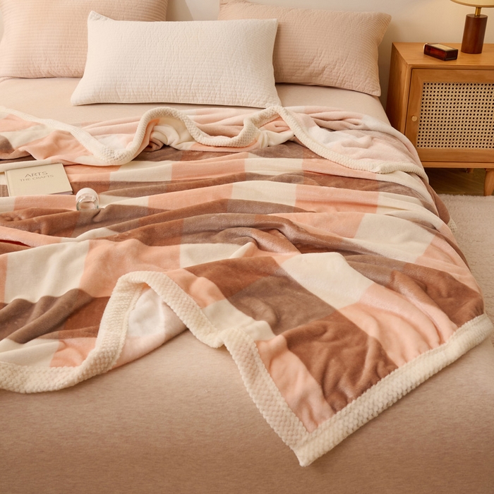 91家纺网 家纺一手货源 找家纺 吾诺 2023秋冬 双面加厚无印风双面牛奶绒毯子 法莱绒毛毯  灰粉大格