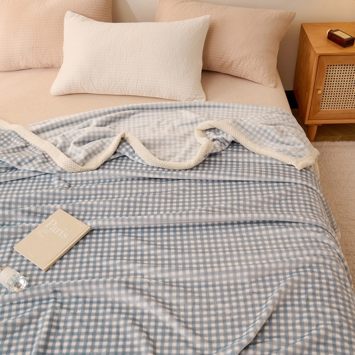 91家纺网 家纺一手货源 找家纺 吾诺 2023秋冬 双面加厚无印风双面牛奶绒毯子 法莱绒毛毯  天蓝小格