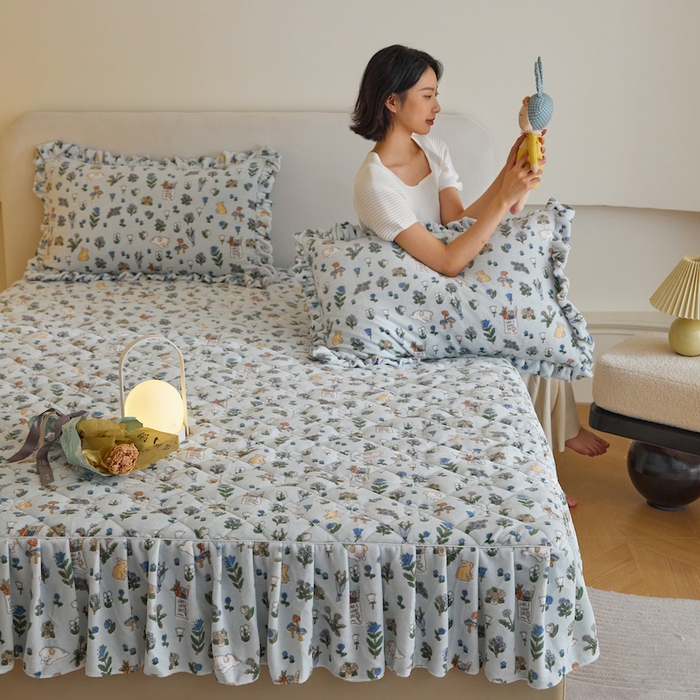 91家纺网 家纺一手货源 找家纺 铭动家纺 2023新款牛奶绒花边款床笠大豆夹棉加厚床罩三件套床裙款床笠 花园兔兔