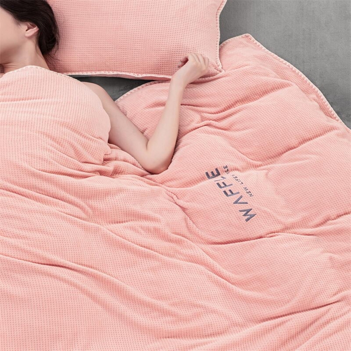 91家纺网 家纺一手货源 找家纺 吾诺 2023秋冬 贝壳边华夫格牛奶绒四件套-纯净版拍摄风格玉色-浅灰