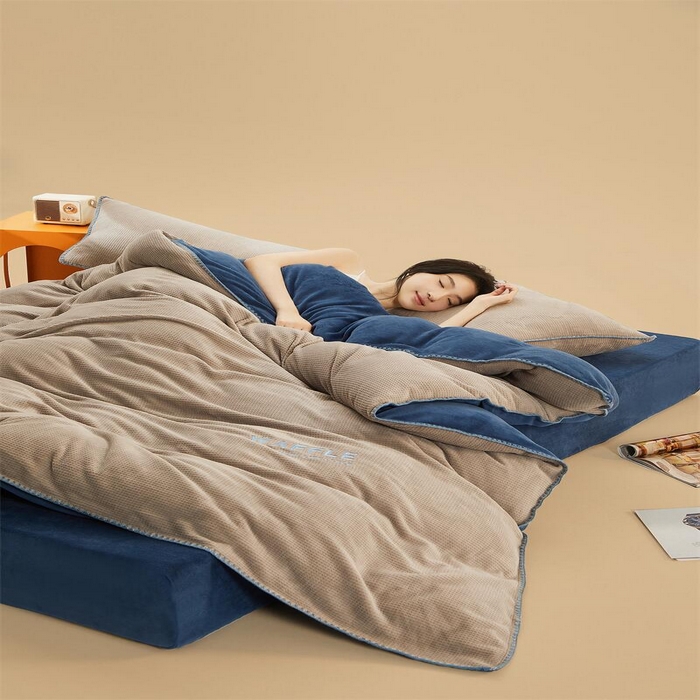 91家纺网 家纺一手货源 找家纺 吾诺 2023秋冬贝壳边华夫格牛奶绒四件套-纯净版拍摄风格 浅灰-深蓝