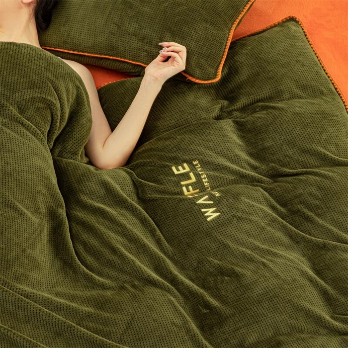 91家纺网 家纺一手货源 找家纺 吾诺2023秋冬贝壳边华夫格牛奶绒四件套-纯净版拍摄风格 橄榄绿-唐茶