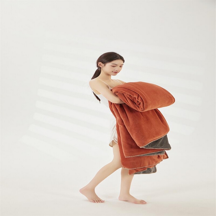 91家纺网 家纺一手货源 找家纺 吾诺 2023秋冬华夫格牛奶绒毯子 毛毯床单床笠单品系列-多功能绒毯 焦糖咖-深灰