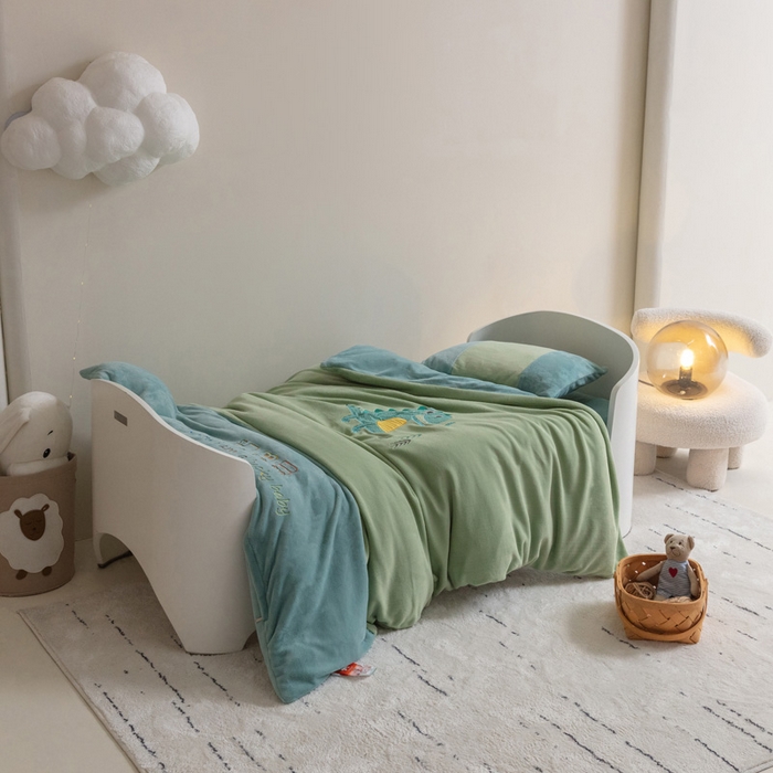 91家纺网 家纺一手货源 找家纺 喜多兔儿童家纺 2023喜多兔牛奶绒活套被 小伙伴系列—绿色搞怪小恐龙